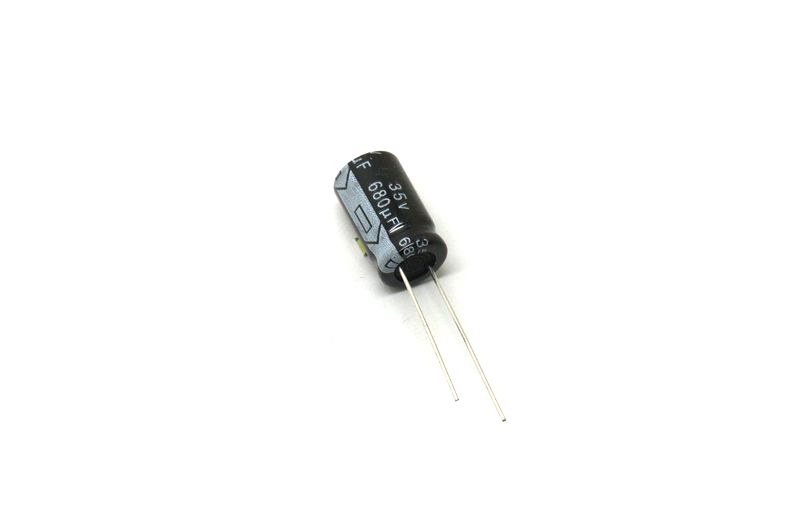 картинка 680мкФ 35В Yageo CD110 105°C 10Х16 | ВсеКомпоненты.ру