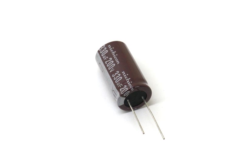 картинка 330мкф 200в NICHICON CS(M) 105°C 17X32 | ВсеКомпоненты.ру